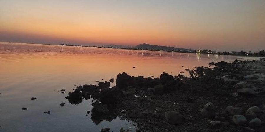 الغروب وظاهرة انحسار مياه البحر يرسمان مشاهد خلابة على شواطئ طور سيناء - لايف نيوز