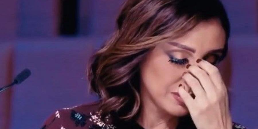 أنغام تبكي على الهواء بعد أزمتها الصحية: شيرين حصلها مشكلة في حفلة أنا مالي - لايف نيوز