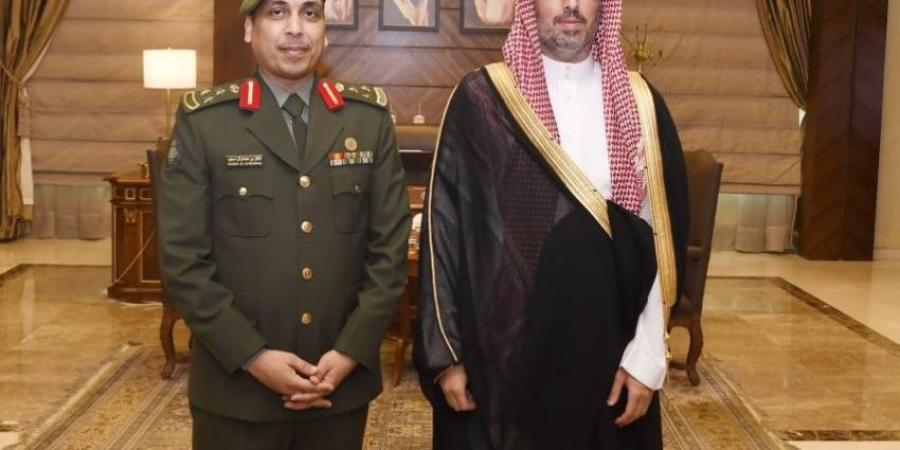 مُحافظ جدة يُقلّد مدير جوازات مطار الملك عبدالعزيز الدولي رتبته الجديدة - لايف نيوز