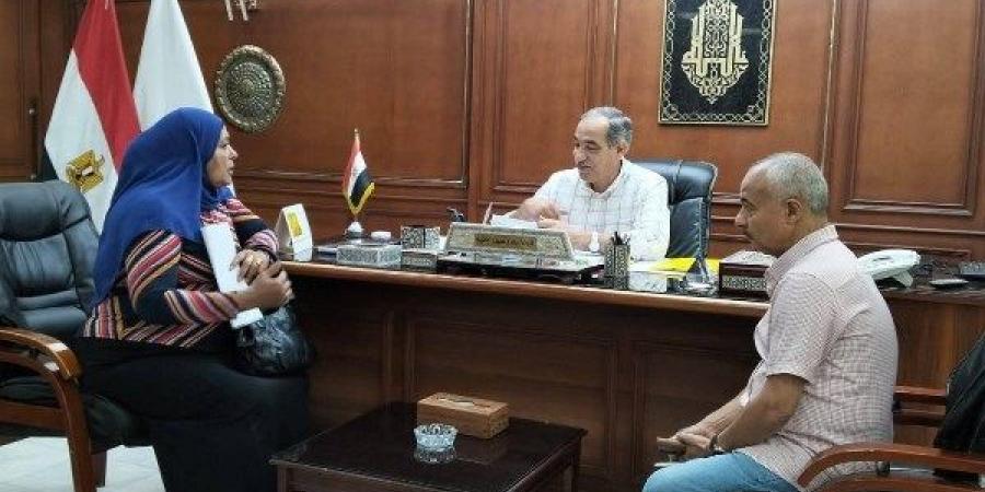 رئيس مدينة الغردقة يناقش 8 طلبات في لقاء المواطنين الأسبوعي - لايف نيوز