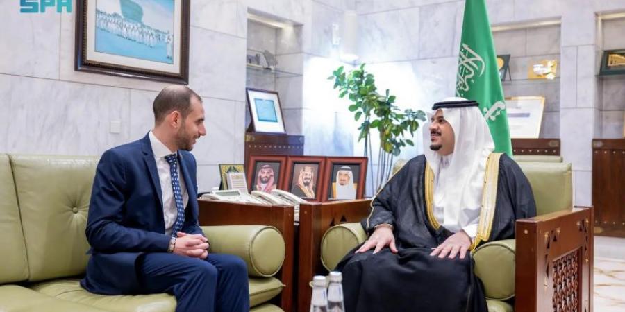 نائب أمير الرياض يستقبل سفير كولومبيا لدى المملكة - لايف نيوز