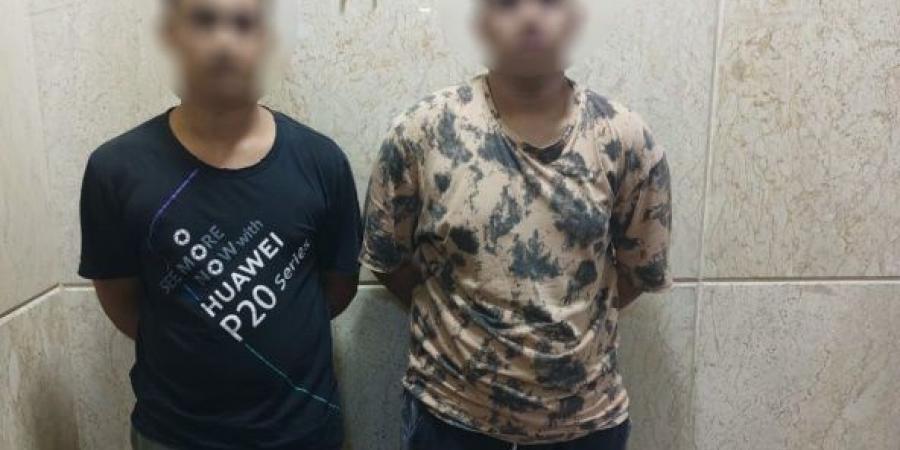 معاناة رجل مشرد في شوارع الجيزة .. حكاية المتهمين بالتنمر على شخص - لايف نيوز