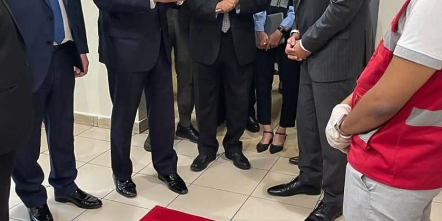 وزيرا الصحة والطيران يتفقدان عيادات الحجر وأجهزة إزالة الرجفان القلبي بمطار القاهرة - لايف نيوز