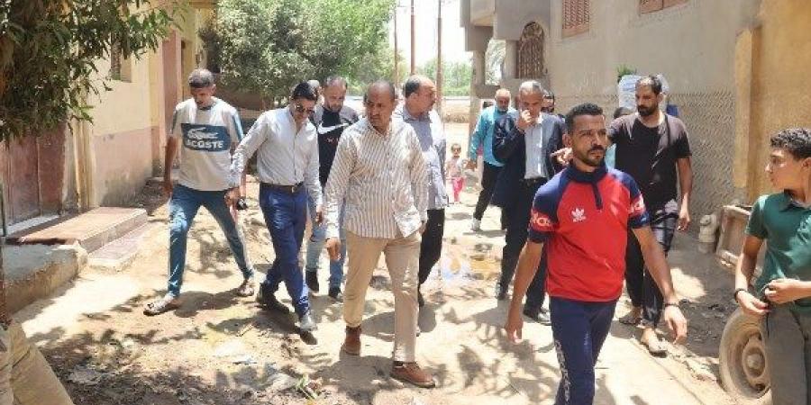 أهالي منشأة حيدر ببني سويف يشكون من تسريب مياه مجهولة المصدر ببعض الشوارع - لايف نيوز