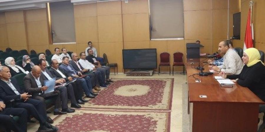 السكرتير المساعد ببني سويف يتابع مستجدات سير العمل في ملفات التصالح على مخالفات البناء - لايف نيوز