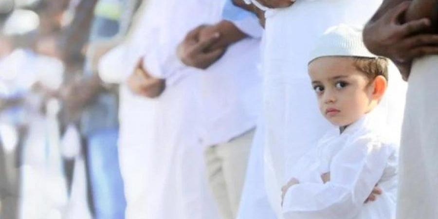 حكم صلاة الصبي المُميِّز في الصف الأول.. الإفتاء تجيب - لايف نيوز