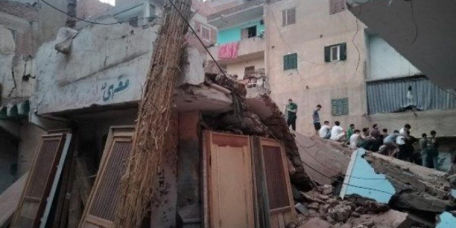 بسبب آخر قديم .. انهيار عقار وتصدع ثالث في مصر القديمة - لايف نيوز
