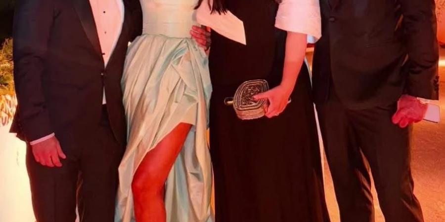 يسرا وحماقي وكريم عبد العزيز والرداد بحفل زفاف حفيد عادل إمام .. صور - لايف نيوز
