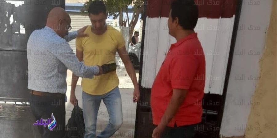 "تفتيش بالعصا الإلكترونية" لجميع الطلاب بمداخل لجان امتحانات الثانوية العامة الآن - لايف نيوز