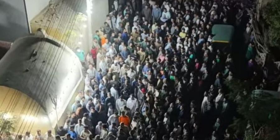 صراخ السيدات يملأ «طهواي».. جنازة مهيبة لسائق الميكروباص ضحية الطريق الإقليمي|شاهد - لايف نيوز