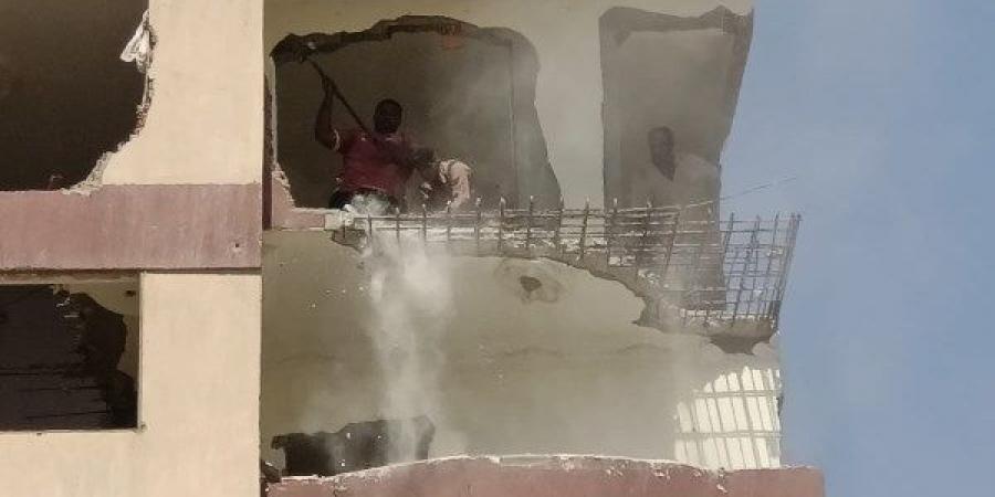 مكون من 10 أدوار .. إزالة عقار مائل بشارع مصر حلوان الزراعى - لايف نيوز