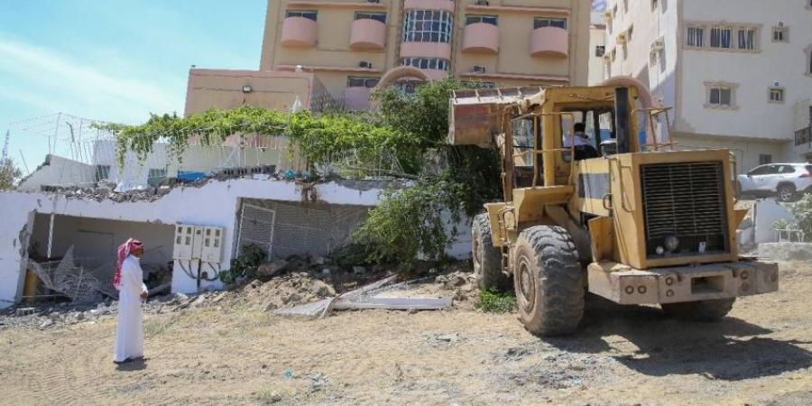 أمانة الطائف تزيل تعدي مواطن على شارع بمخطط الشطبة - لايف نيوز