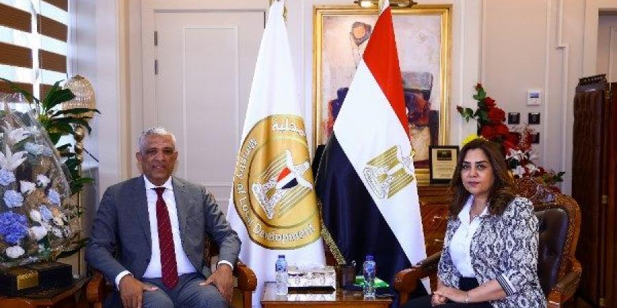 وزيرة التنمية المحلية تناقش مشروعات البنية التحتية ومنظومة التصالح بالجيزة - لايف نيوز