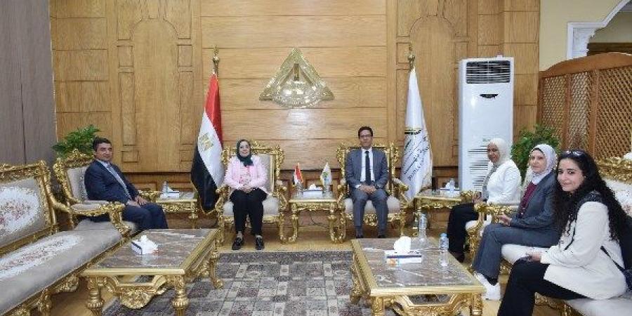 رئيس جامعة بنها يستقبل فريق مركز الخدمات الإلكترونية بالأعلى للجامعات - لايف نيوز
