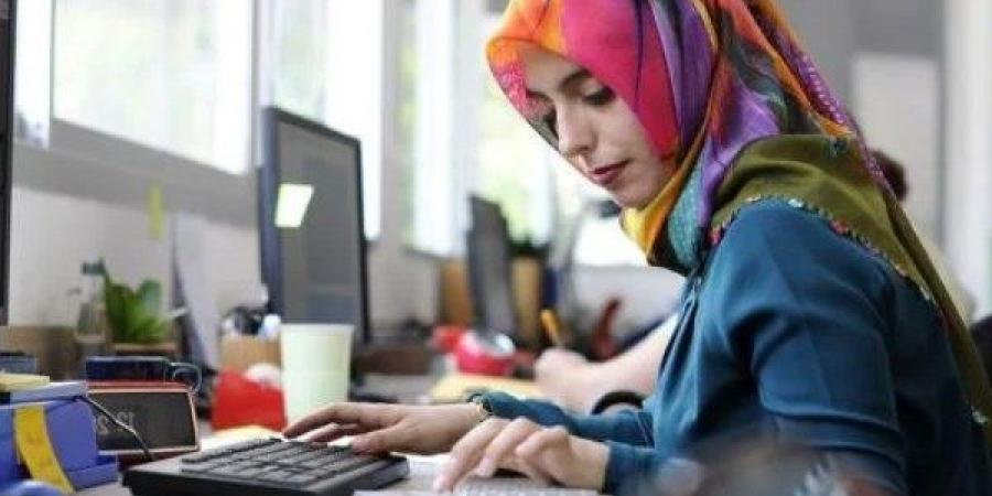هل يجوز للمرأة العمل بدون إذن زوجها؟.. الإفتاء تجيب - لايف نيوز