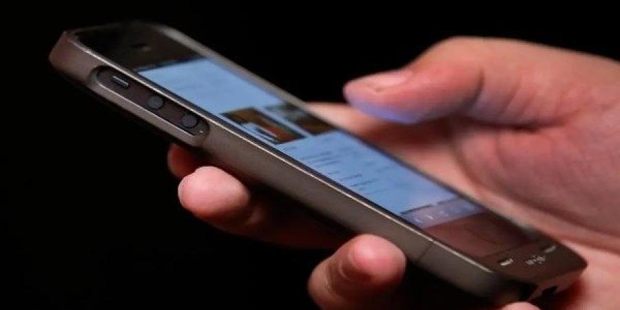 حكم تجسس أحد الزوجين على هاتف الآخر .. الإفتاء توضح - لايف نيوز